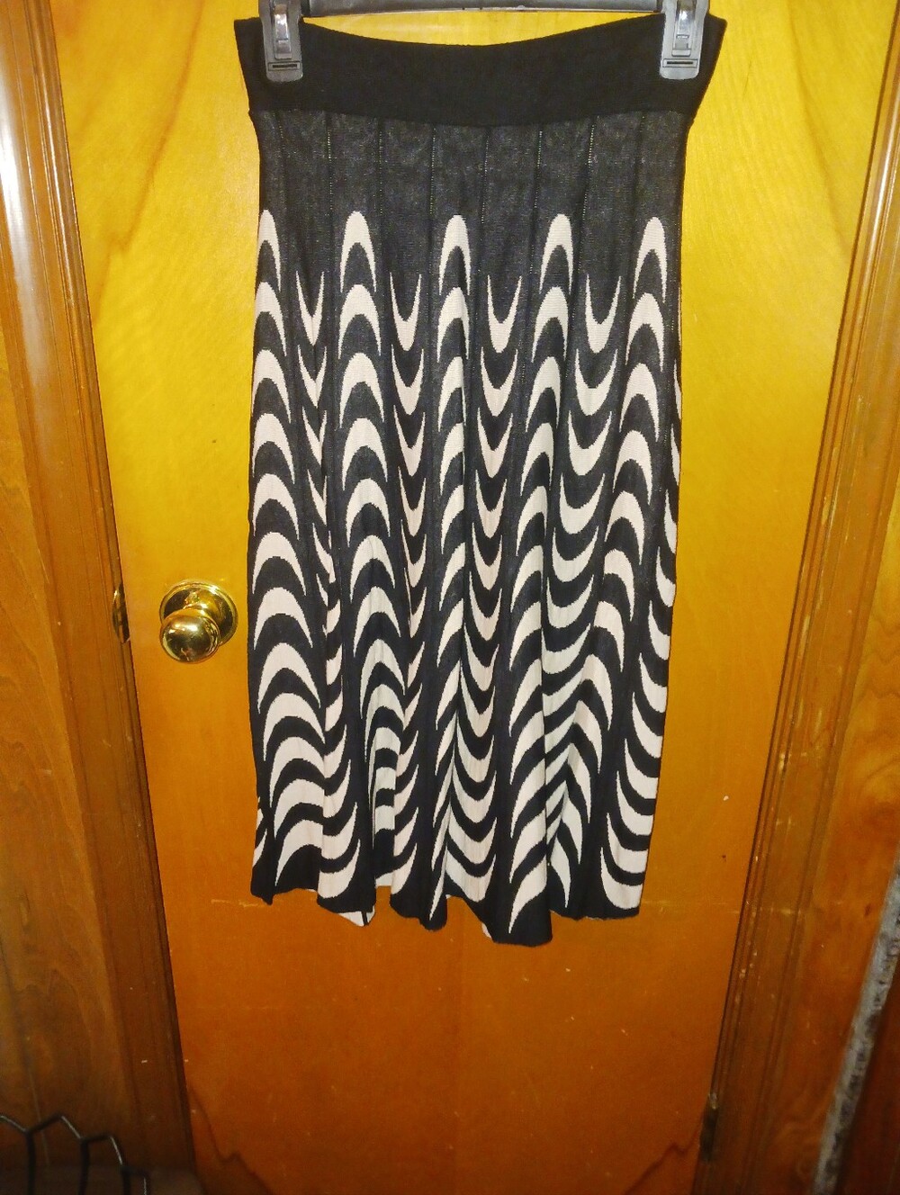 Black and Tan Wave-Print Pleated Skirt